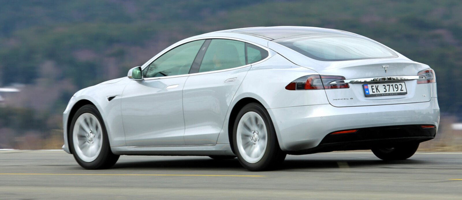 <b>ELBILBOBLA: </b>Inne i den norske elbilboblen har det vært godt å være de siste årene. Enorme avgiftslettelser, fri ditt og gratis datt. Dure på i bussfila. Til og med Elon Musk har vært i Norge og fortalt hvor fantastiske vi er. Det er ikke rart at det kan gå til hodet på bilkjøpere, medlemsorganisasjoner og politikere. <b>ELBILBOBLA: </b>Inne i den norske elbilboblen har det vært godt å være de siste årene. Enorme avgiftslettelser, fri ditt og gratis datt. Dure på i bussfila. Til og med Elon Musk har vært i Norge og fortalt hvor fantastiske vi er. Det er ikke rart at det kan gå til hodet på bilkjøpere, medlemsorganisasjoner og politikere.