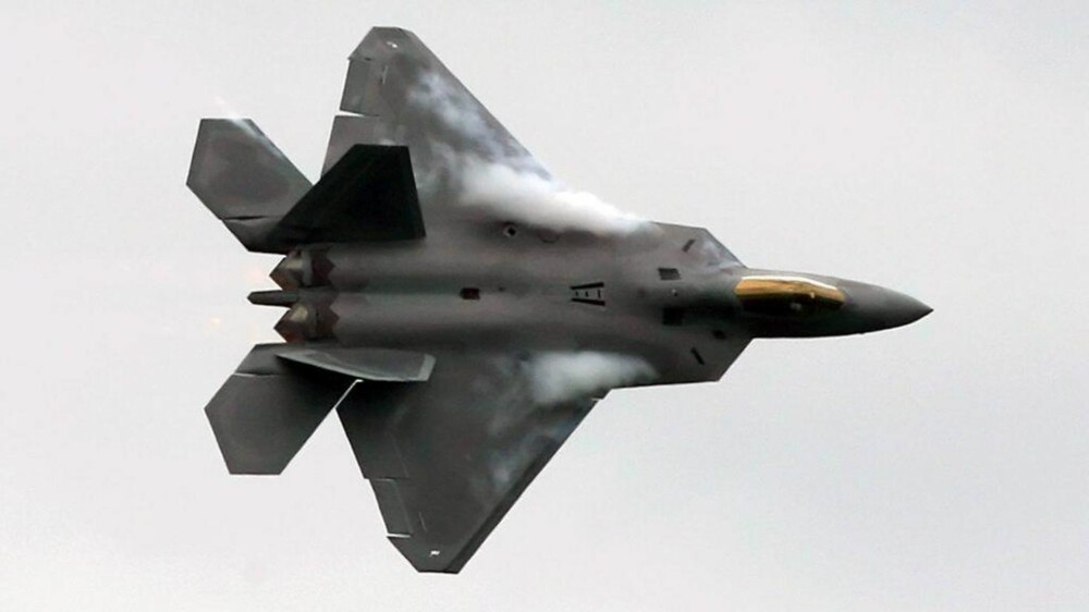 F-22 Raptor i full utfoldelse. F-22 Raptor i full utfoldelse.