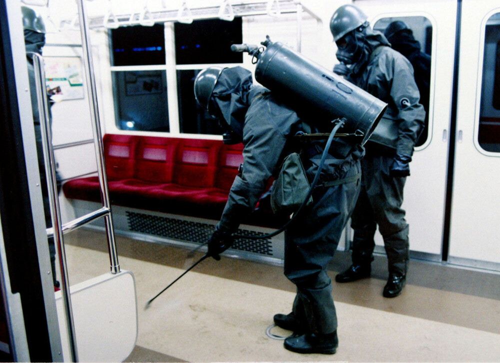 <b>ANGREP MED SARIN I TOKYO: </b>Agenter fra det japanske forsvarsdepartementet rengjør t-banevogner etter sarinangrepet. <b>ANGREP MED SARIN I TOKYO: </b>Agenter fra det japanske forsvarsdepartementet rengjør t-banevogner etter sarinangrepet.