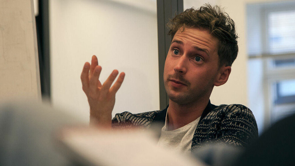 OPPGITT: Unge Høyres leder Paul Joakim Sandøy vil ikke at NRK skal blande seg borti hvordan han bruker mobilen eller nettbrettet sitt. OPPGITT: Unge Høyres leder Paul Joakim Sandøy vil ikke at NRK skal blande seg borti hvordan han bruker mobilen eller nettbrettet sitt.
