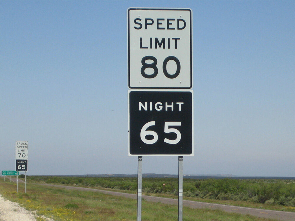 Fartsgrensene i USA er alltid oppgitt i miles per time (MPH). 80 MPH tilsvarer omtrent 128 km/t. Fartsgrensene i USA er alltid oppgitt i miles per time (MPH). 80 MPH tilsvarer omtrent 128 km/t.