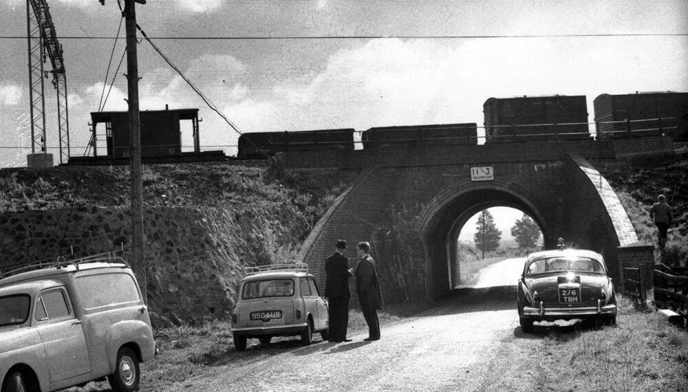 ÅSTEDET: Her, ved lille Bridego Bridge i Buckinghamshire, skjedde det myteomspunne togrøveriet. Bildet er tatt på et senere tidspunkt, med et annet tog på broen. ÅSTEDET: Her, ved lille Bridego Bridge i Buckinghamshire, skjedde det myteomspunne togrøveriet. Bildet er tatt på et senere tidspunkt, med et annet tog på broen.