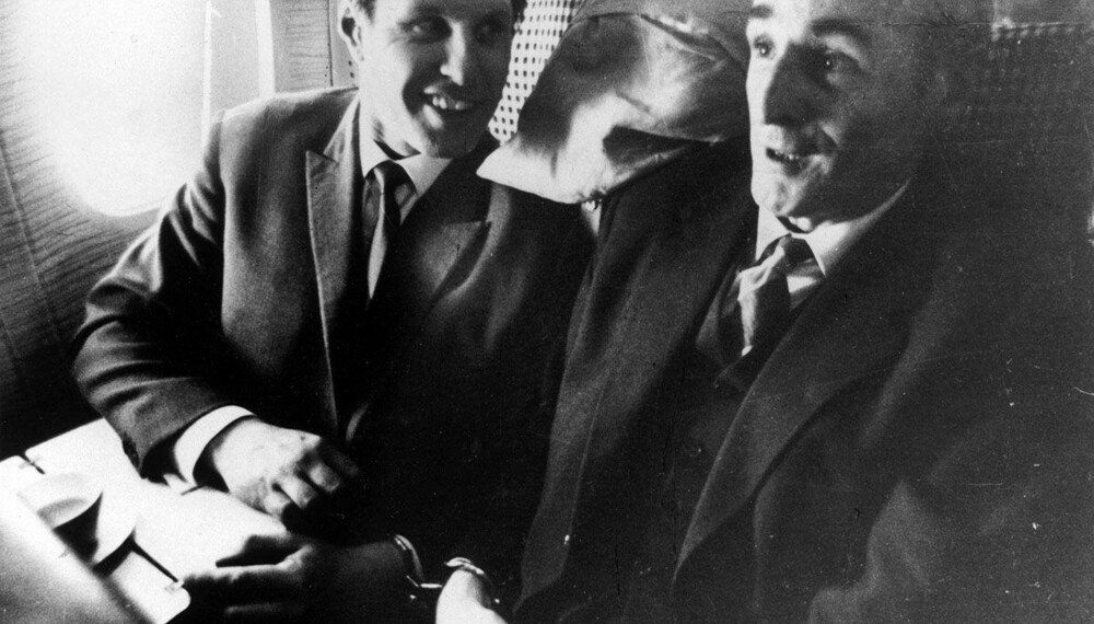 RØMLING: Også ransdømte Charlie Wilson (til v.) rømte fra fengselet. I fire år levde han og familien under falskt navn utenfor Montreal i Canada. I 1968 ble han tatt på ny. Her lenket sammen med Scotland Yards etterforskningsleder Tommy Butler under hjemturen. RØMLING: Også ransdømte Charlie Wilson (til v.) rømte fra fengselet. I fire år levde han og familien under falskt navn utenfor Montreal i Canada. I 1968 ble han tatt på ny. Her lenket sammen med Scotland Yards etterforskningsleder Tommy Butler under hjemturen.