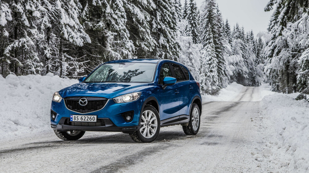 STØDIG: CX-5 var en så stor suksess at det nesten tok et år før Mazda klarte å levere nok biler. To år senere er den fortsatt kongen i segmentet. STØDIG: CX-5 var en så stor suksess at det nesten tok et år før Mazda klarte å levere nok biler. To år senere er den fortsatt kongen i segmentet.