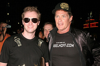 GRUNNLEGGER: David Hasselhoff har deltatt i billøpet i flere år. Til venstre står Gumball-grunnlegger Maximillion Cooper. GRUNNLEGGER: David Hasselhoff har deltatt i billøpet i flere år. Til venstre står Gumball-grunnlegger Maximillion Cooper.