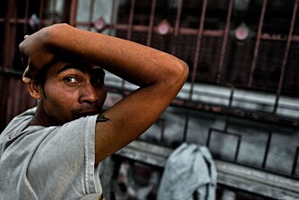 HARD LIV:Et antatt gjengmedlem kontrolleres av politiets spesialenhet Halcones i et gjengkontrollert nabolag i San Salvador i El Salvador. HARD LIV:Et antatt gjengmedlem kontrolleres av politiets spesialenhet Halcones i et gjengkontrollert nabolag i San Salvador i El Salvador.