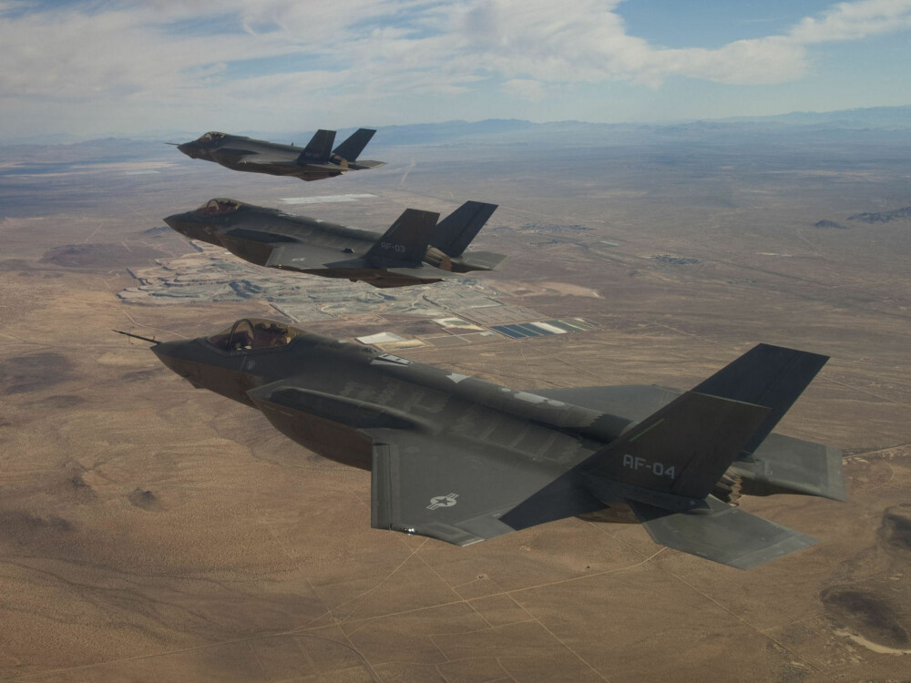 En trio av F-35 ute på testflyvning. En trio av F-35 ute på testflyvning.