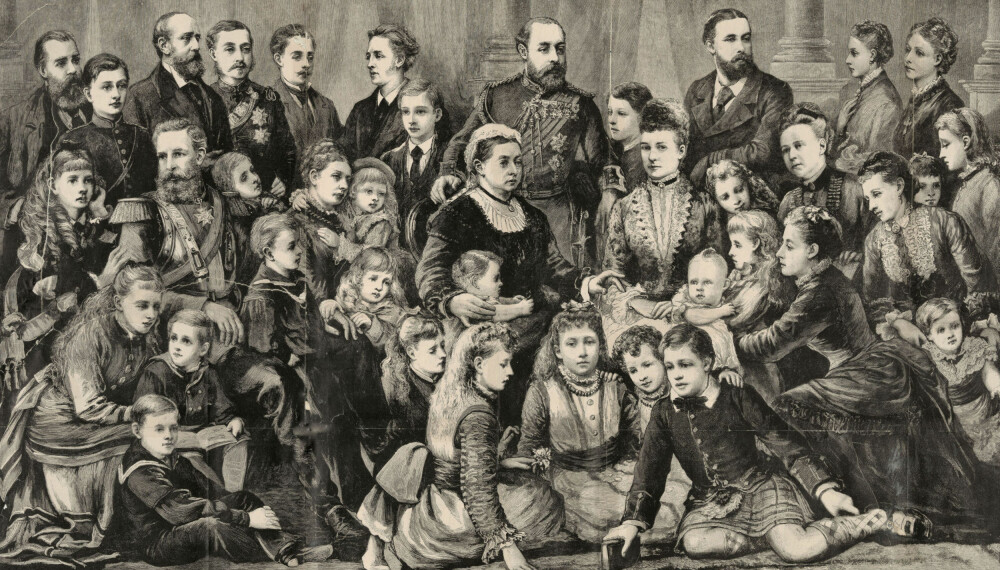 Dronning Victoria ( midten) og den kongelige familien i 1877. Victoria var dronning av det britiske imperiet fra 1837 til 1901, og hun fikk 42 barnebarn. Hennes etterkommere er i dag mennesker som Elizabeth II, Harald V i Norge, Carl XVI Gustaf av Sverige, Margrethe II av Danmark og Juan Carlos I i Spania. Under den første verdenskrigen kjempet tre av hennes familiemedlemmer mot hverandre. Dronning Victoria ( midten) og den kongelige familien i 1877. Victoria var dronning av det britiske imperiet fra 1837 til 1901, og hun fikk 42 barnebarn. Hennes etterkommere er i dag mennesker som Elizabeth II, Harald V i Norge, Carl XVI Gustaf av Sverige, Margrethe II av Danmark og Juan Carlos I i Spania. Under den første verdenskrigen kjempet tre av hennes familiemedlemmer mot hverandre.