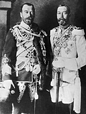 1915. Til venstre ser du Nikolaj II, tsaren i Russland. Til høyre hans søskenbarn, kong Georg V av England. Den engelske kongen har russisk uniform mens den russiske har britisk, en diplomatisk skikk fra før og under første verdenskrig. 1915. Til venstre ser du Nikolaj II, tsaren i Russland. Til høyre hans søskenbarn, kong Georg V av England. Den engelske kongen har russisk uniform mens den russiske har britisk, en diplomatisk skikk fra før og under første verdenskrig.