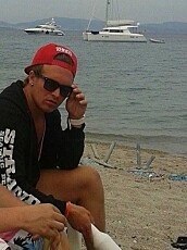 VIL TILBAKE: Daniel Sikveland (21) er ikke i tvil om at han vil tilbake til Kos til neste år og jobbe som bartender. VIL TILBAKE: Daniel Sikveland (21) er ikke i tvil om at han vil tilbake til Kos til neste år og jobbe som bartender.