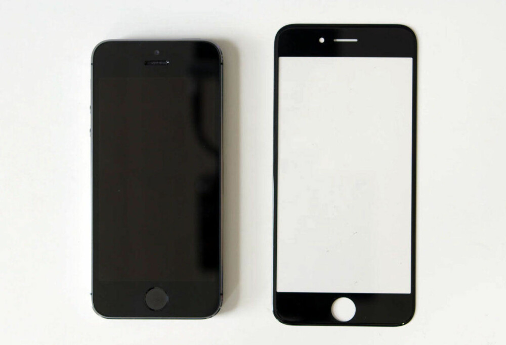 IPHONE 6: Telefonen til venstre er dagens iPhone 5S. Til høyre ligger det som skal være det faktiske glassdekselet til iPhone 6. Vi ser med andre ord at 0,7 ekstra tommer utgjør en betydelig forskjell i skjermstørrelse. IPHONE 6: Telefonen til venstre er dagens iPhone 5S. Til høyre ligger det som skal være det faktiske glassdekselet til iPhone 6. Vi ser med andre ord at 0,7 ekstra tommer utgjør en betydelig forskjell i skjermstørrelse.