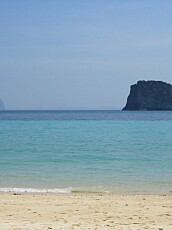 TO: Fant dette bildet fra en strand i Thailand. Da var det bare å .... TO: Fant dette bildet fra en strand i Thailand. Da var det bare å ....