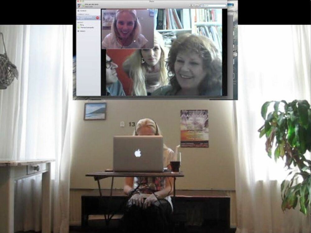 SKYPE: I over én måned latet Zilla som hun var på tur. Her er hun i Skype-samtale med familie - fra sin egen leilighet i Amsterdam. SKYPE: I over én måned latet Zilla som hun var på tur. Her er hun i Skype-samtale med familie - fra sin egen leilighet i Amsterdam.