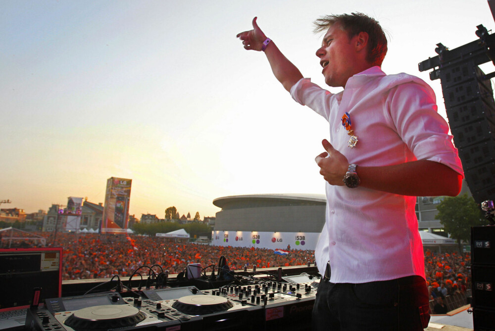 Armin van Buuren opptrer under et arrangement for å hylle de kongelige i Nederland. Armin van Buuren opptrer under et arrangement for å hylle de kongelige i Nederland.