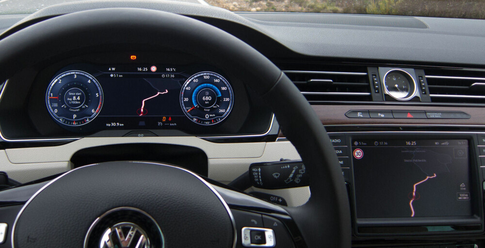 Passat med heldigitalt instrumentpanel. Passat med heldigitalt instrumentpanel.