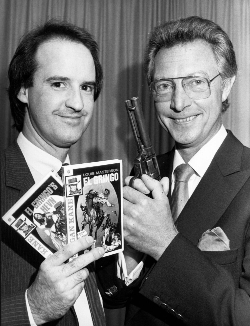 Forfatteren Kjell Hallbing (th), kjent for bøkene om Morgan Kane. Her sammen med filmprodusent Ivar Aksel Gundersen, i forbindelse med den første planene om filmatisering av to av Hallbings bøker, «El Gringo» og «El Gringos hevn» . Forfatteren Kjell Hallbing (th), kjent for bøkene om Morgan Kane. Her sammen med filmprodusent Ivar Aksel Gundersen, i forbindelse med den første planene om filmatisering av to av Hallbings bøker, «El Gringo» og «El Gringos hevn» .