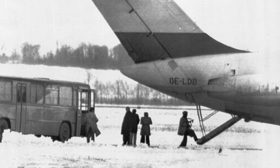 <b>SJAKALENS FLUKT:</b> Ved juletider 1975 gikk Sjakalen inn på et politisk toppmøte i Wien, drepte tre sikkerhetsvakter og stakk av med 11 oljeministre, 62 gisler og et fly som han truet til seg fra myndighetene i Østerrike. Bildet er fra flyplassen i Wien, og Sjakalen skal være mannen til venstre i bildet. <b>SJAKALENS FLUKT:</b> Ved juletider 1975 gikk Sjakalen inn på et politisk toppmøte i Wien, drepte tre sikkerhetsvakter og stakk av med 11 oljeministre, 62 gisler og et fly som han truet til seg fra myndighetene i Østerrike. Bildet er fra flyplassen i Wien, og Sjakalen skal være mannen til venstre i bildet.
