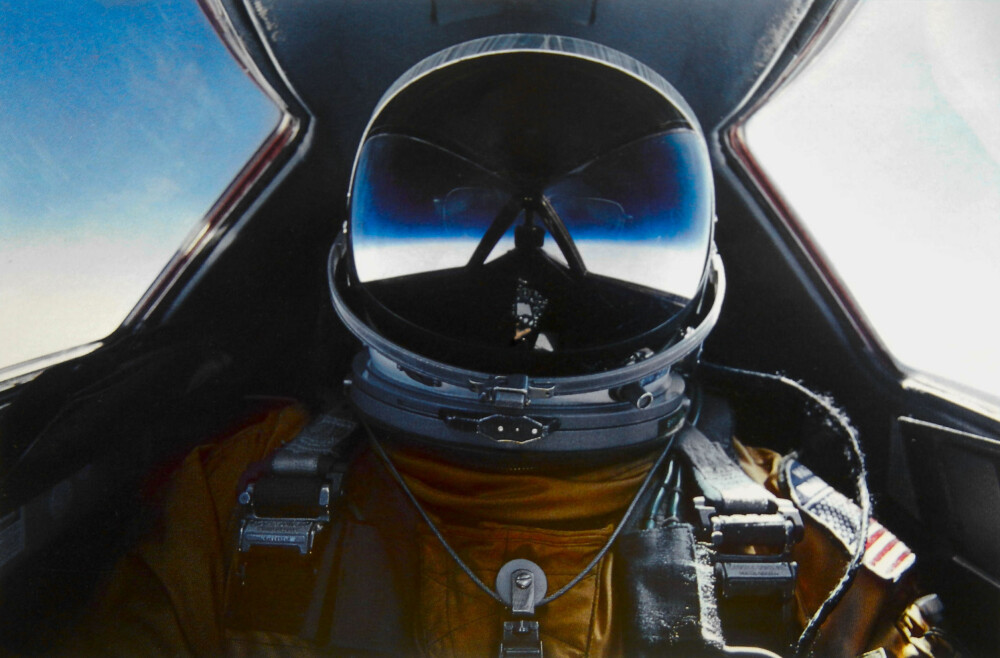 ROMDRAKT: Selfie av SR-71 piloten Brian Shul. De svenske jagerpilotene hadde ikke trykkdrakt og tok en kalkulert risiko ved å fly så høyt. ROMDRAKT: Selfie av SR-71 piloten Brian Shul. De svenske jagerpilotene hadde ikke trykkdrakt og tok en kalkulert risiko ved å fly så høyt.