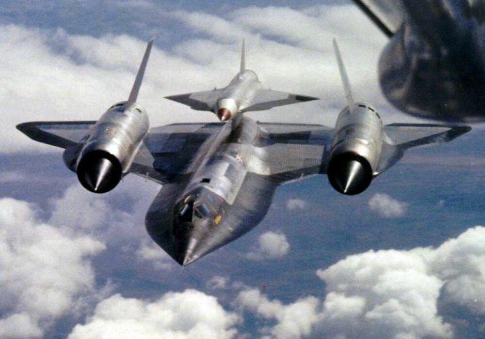 MD-21: Blackbird-typen M-21 med dronen D-21 på ryggen. Sammen ble farkostene kalt MD-21. Det ble ingen videre suksess. En pilot døde som følge av at dronen krasjet med moderflyet. Kun fire droner ble sendt innover Kina før prosjektet ble avviklet i 1971. MD-21: Blackbird-typen M-21 med dronen D-21 på ryggen. Sammen ble farkostene kalt MD-21. Det ble ingen videre suksess. En pilot døde som følge av at dronen krasjet med moderflyet. Kun fire droner ble sendt innover Kina før prosjektet ble avviklet i 1971.