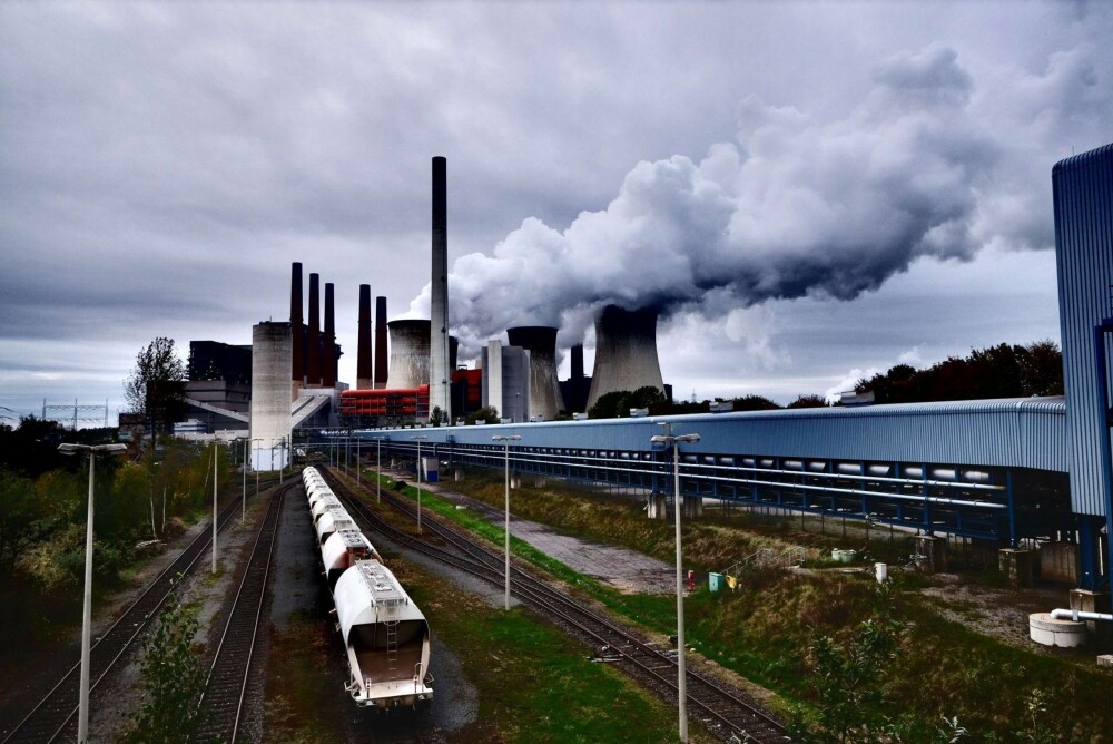 Brunkullkraftverket Neurath i Tyskland er Europas nest verste kraftverk med et årlig CO2-utslipp på 33,3 millioner tonn i året. Det er nesten fem ganger så mye som det samlede årlige utslippet fra alle norske personbiler. Brunkullkraftverket Neurath i Tyskland er Europas nest verste kraftverk med et årlig CO2-utslipp på 33,3 millioner tonn i året. Det er nesten fem ganger så mye som det samlede årlige utslippet fra alle norske personbiler.