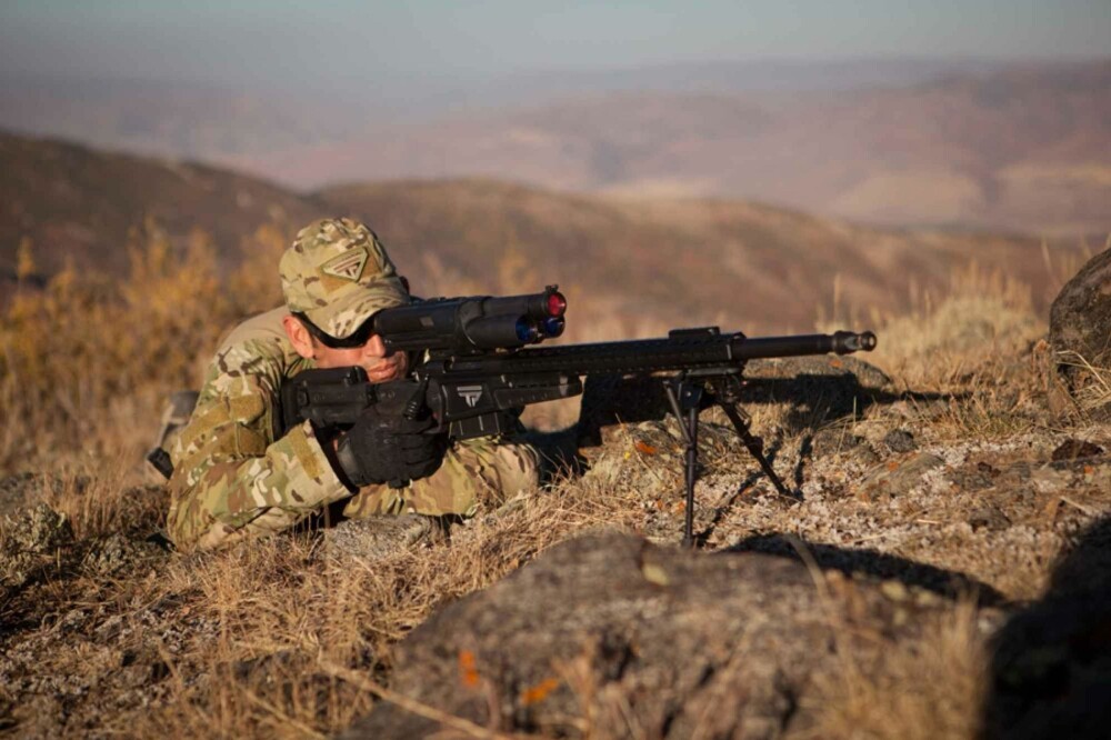 SMARTGEVÆR: Her demonstreres TrackingPoints .338 Lapua Magnum XS1. I kikkertsiktet ser soldaten en skjerm og sensorer og kamera forer våpene med data som øker sannsynsligheten for at kulen treffer målet på første forsøk. SMARTGEVÆR: Her demonstreres TrackingPoints .338 Lapua Magnum XS1. I kikkertsiktet ser soldaten en skjerm og sensorer og kamera forer våpene med data som øker sannsynsligheten for at kulen treffer målet på første forsøk.