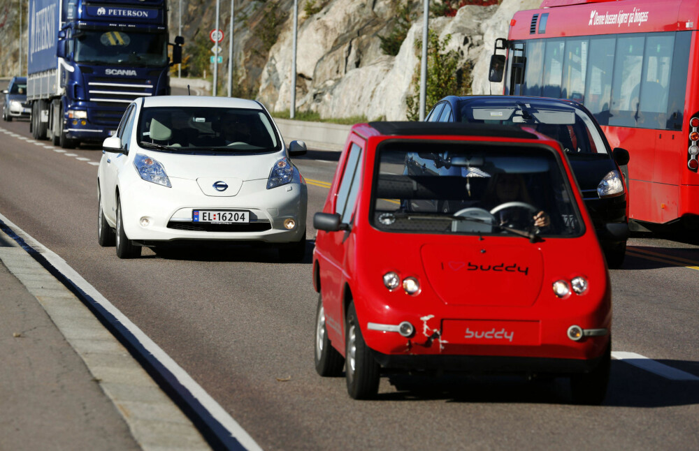Svenske forskere melder at prisen på batteriene i elbilene, som er den største årsaken til elbilenes høye pris, faller betydelig raskere enn ventet. Satsingen til blant annet Nissan trekkes frem som årsak. Svenske forskere melder at prisen på batteriene i elbilene, som er den største årsaken til elbilenes høye pris, faller betydelig raskere enn ventet. Satsingen til blant annet Nissan trekkes frem som årsak.