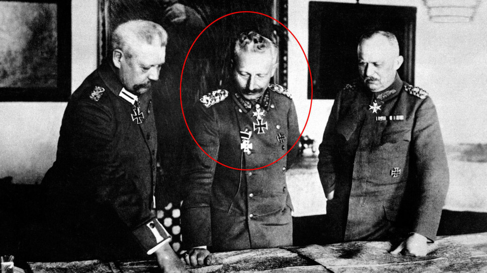 <b>HVORFOR STILLER VI KLOKKA? </b>Keiser Vilhelm II, her sammen med Hindenburg og Ludendorff, innførte som første statsleder sommertid - for å spare drivstoff under 1. verdenskrig. <b>HVORFOR STILLER VI KLOKKA? </b>Keiser Vilhelm II, her sammen med Hindenburg og Ludendorff, innførte som første statsleder sommertid - for å spare drivstoff under 1. verdenskrig.