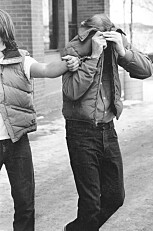 ARRESTERT: Her er Robert Hansen avbildet i det han blir arrestert i 1983. ARRESTERT: Her er Robert Hansen avbildet i det han blir arrestert i 1983.