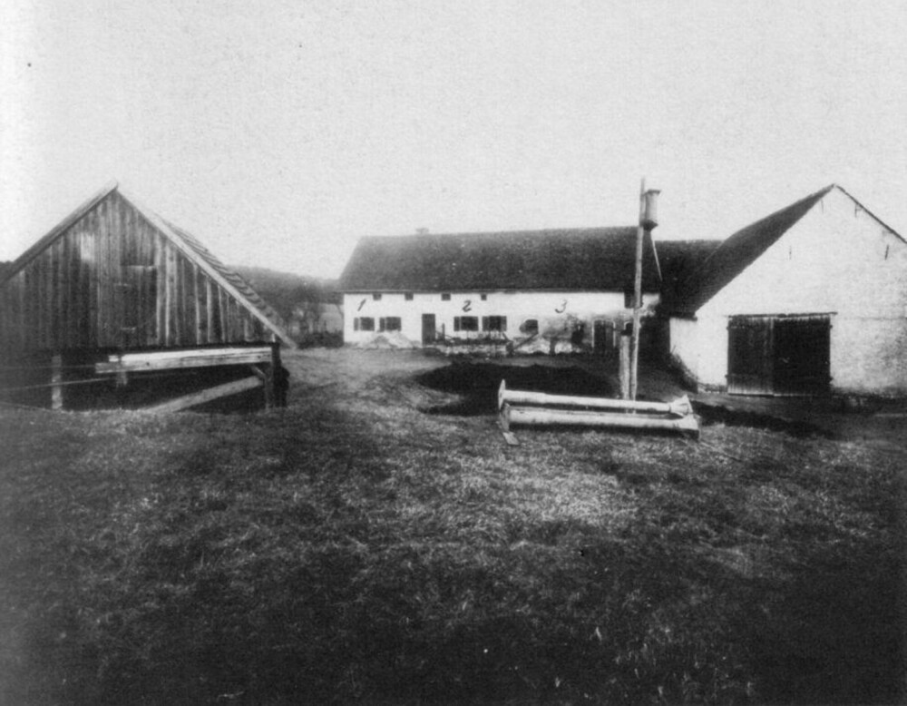 LOKKET I DØDEN: En etter en skal familien ha blitt lokket ut til fjøset og hakket ihjel av drapsmannen. To ble også drept inne i huset. Etterpå skal gjerningsmannen hadde tilbragt flere dager i huset etter drapene, hvor han både hadde spist, sovet og matet dyrene på gården. LOKKET I DØDEN: En etter en skal familien ha blitt lokket ut til fjøset og hakket ihjel av drapsmannen. To ble også drept inne i huset. Etterpå skal gjerningsmannen hadde tilbragt flere dager i huset etter drapene, hvor han både hadde spist, sovet og matet dyrene på gården.