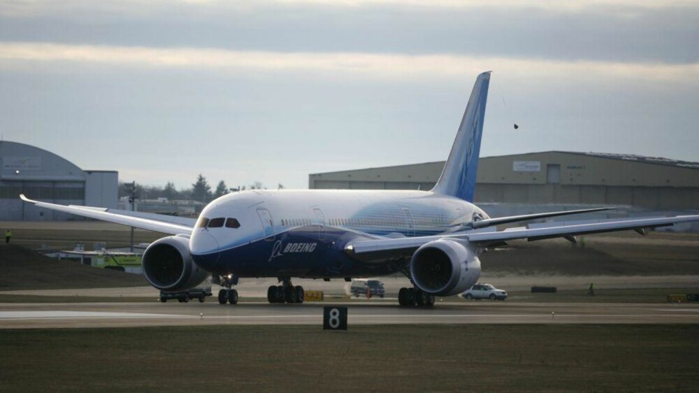 Chris Roberts hevder å ha hacket styringssystemene på et 787 Dreamliner-fly, slik at de kunne skru av motorene. Han hevder også å ha hacket nettet på et 737-fly på vei til Norge. Chris Roberts hevder å ha hacket styringssystemene på et 787 Dreamliner-fly, slik at de kunne skru av motorene. Han hevder også å ha hacket nettet på et 737-fly på vei til Norge.