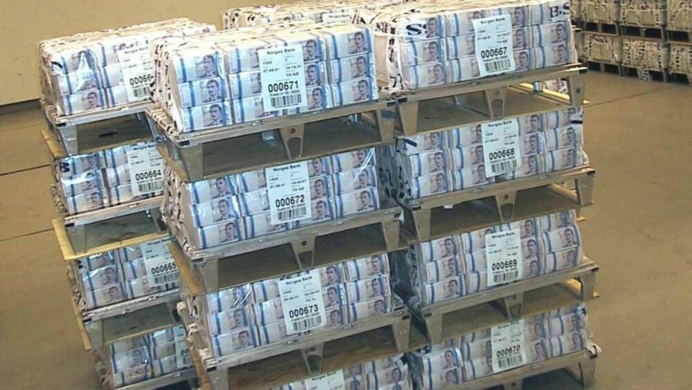 Dette er én milliard kroner i tusenlappet. Fullt så mye stakk ikke nordmannen av i nettspill, men en kommer langt med 32 millioner også. Dette er én milliard kroner i tusenlappet. Fullt så mye stakk ikke nordmannen av i nettspill, men en kommer langt med 32 millioner også.