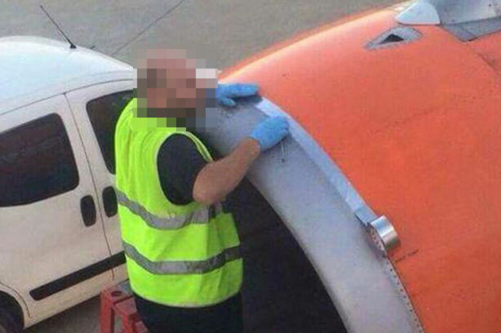Her taper en flyplassansatt flyet, men flyselskapet avviser at det har noe å si for flysikkerheten. Her taper en flyplassansatt flyet, men flyselskapet avviser at det har noe å si for flysikkerheten.
