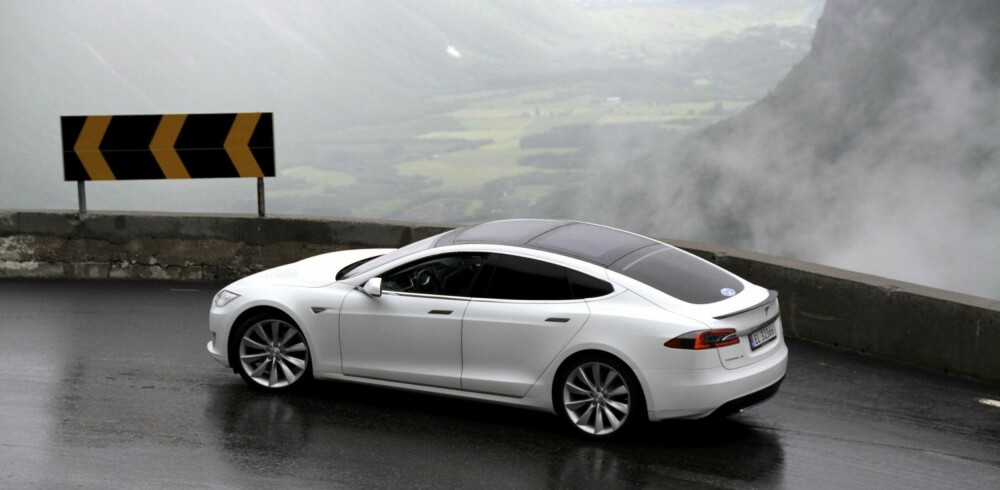 Tesla har hatt rekordsalg i Norge i flere år, godt hjulpet av at bilene hverken har hatt avgift eller moms. Nå kan det bli en endring på dette. Tesla har hatt rekordsalg i Norge i flere år, godt hjulpet av at bilene hverken har hatt avgift eller moms. Nå kan det bli en endring på dette.