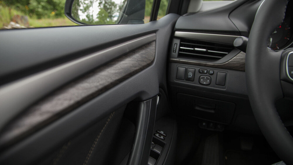 Dette er premium-detaljer som vi ikke er blitt bortskjemt med fra Toyota tidligere. Dette er premium-detaljer som vi ikke er blitt bortskjemt med fra Toyota tidligere.
