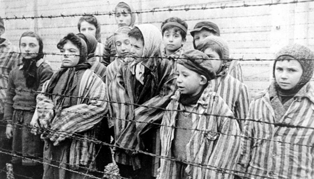 BARE FORSØKSDYR FOR MENGELE: Disse Jødiske tvillingene ble holdt i live til Josef Mengeles eksperimenter. De overlevde da Den røde armé frigjorde dødsleiren i januar 1945. BARE FORSØKSDYR FOR MENGELE: Disse Jødiske tvillingene ble holdt i live til Josef Mengeles eksperimenter. De overlevde da Den røde armé frigjorde dødsleiren i januar 1945.