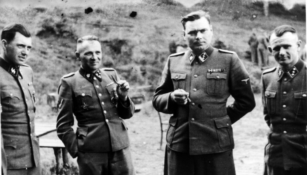 DØDSENGELEN: Josef Mengele (til venstre) ble kalt Dødsengelen og var ansvarlig for de medisinske eksperimentene som ble utført på fangene i Auschwitz. Til høyre for Mengele står Rudolf Höss, øverstkommanderende i Auschwitz. Nummer tre fra venstre er SS-kommandant Josef Kramer. DØDSENGELEN: Josef Mengele (til venstre) ble kalt Dødsengelen og var ansvarlig for de medisinske eksperimentene som ble utført på fangene i Auschwitz. Til høyre for Mengele står Rudolf Höss, øverstkommanderende i Auschwitz. Nummer tre fra venstre er SS-kommandant Josef Kramer.