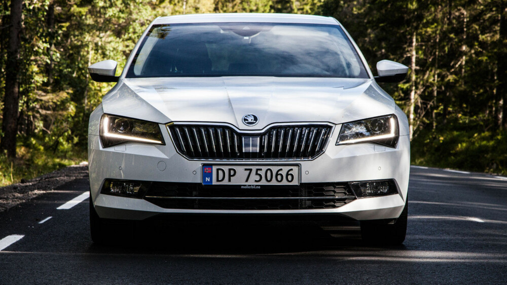 Den nye fronten, og spesielt LED-stripene som blinker oransje når du setter på blinklyset, gir bilen et ganske aggressivt blikk. Den nye fronten, og spesielt LED-stripene som blinker oransje når du setter på blinklyset, gir bilen et ganske aggressivt blikk.