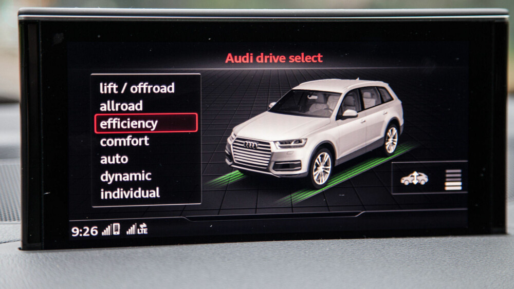 Med Drive Select kan du velge både kjøreegenskaper og høyde på bilen. Med Drive Select kan du velge både kjøreegenskaper og høyde på bilen.