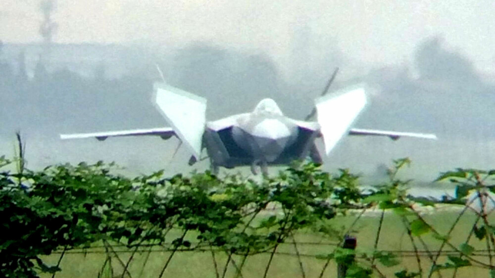 Den nyeste prototypen (2016) av J-20, med sine kraftige canardvinger i spenn. Den nyeste prototypen (2016) av J-20, med sine kraftige canardvinger i spenn.