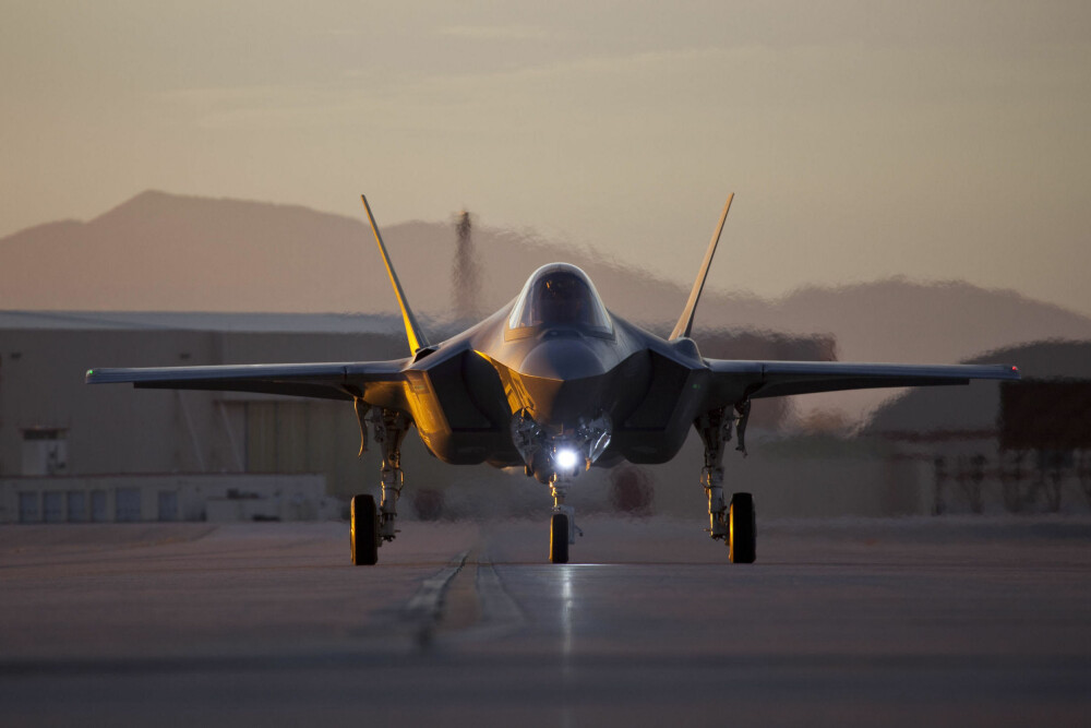 F-35 er laget for å være et multirollefly, med blant annet gode muligheter til bakkestøtte. J-20 trenger ikke ta slike hensyn. F-35 er laget for å være et multirollefly, med blant annet gode muligheter til bakkestøtte. J-20 trenger ikke ta slike hensyn.