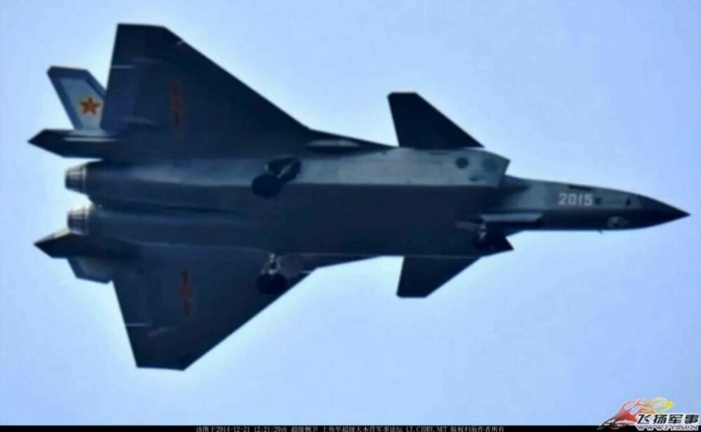 2015-versjonen av J-20 i test. 2015-versjonen av J-20 i test.