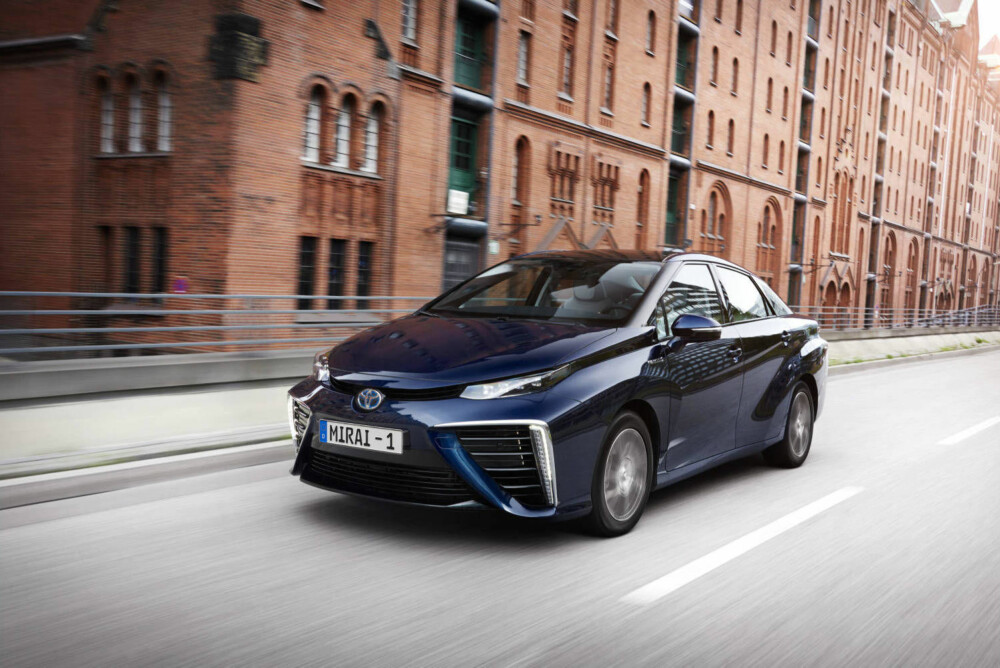 På full fart inn i fremtiden: Toyota Mirai er en ingeniørmessig bragd. På full fart inn i fremtiden: Toyota Mirai er en ingeniørmessig bragd.