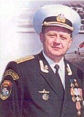 Flaggkommandør Gennadij Ljatjin hadde tjenestegjort i den russiske flåten siden 1972 og ble posthumt tildelt tittelen ”Russiske Føderasjons Helt”. Flaggkommandør Gennadij Ljatjin hadde tjenestegjort i den russiske flåten siden 1972 og ble posthumt tildelt tittelen ”Russiske Føderasjons Helt”.