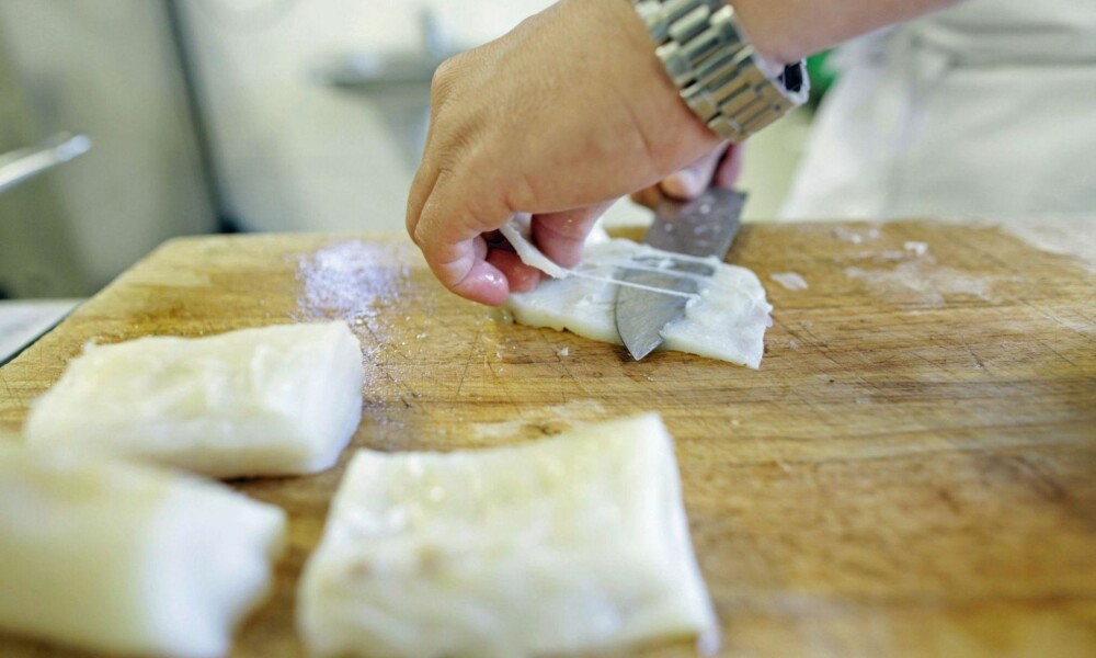 KREFTFREMKALLENDE: Verdens helseorganisasjon mener at saltet og tørket fisk, som klippfisk, er like farlig som tobakk. KREFTFREMKALLENDE: Verdens helseorganisasjon mener at saltet og tørket fisk, som klippfisk, er like farlig som tobakk.