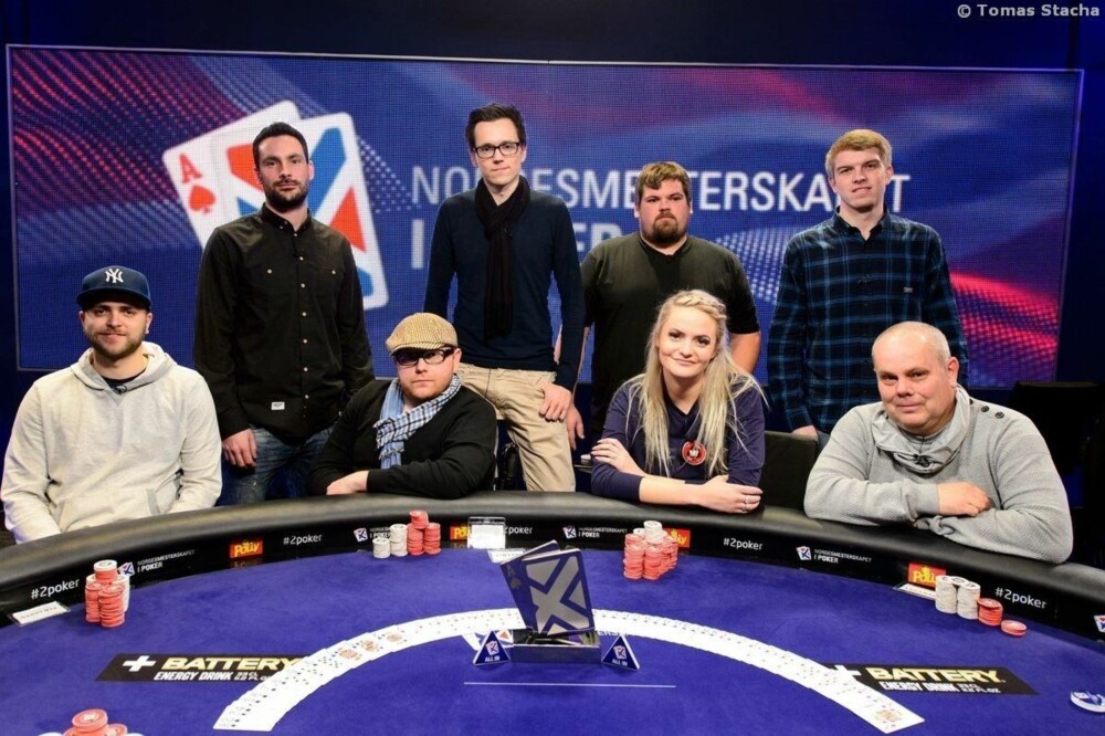 FINALEBORD: 1974 spillere startet Norgesmesterskapet i forrige uke. Nå er de åtte igjen som kjemper om 1,4 millioner kroner. Fra venstre: Felix Stephensen, Andreas Fardal, Jan-Erik Fjell, Anders Bjerk, Simon Andre Solberg, Silje Nilsen, Håkon Garberg, Jens Petter Johansen FINALEBORD: 1974 spillere startet Norgesmesterskapet i forrige uke. Nå er de åtte igjen som kjemper om 1,4 millioner kroner. Fra venstre: Felix Stephensen, Andreas Fardal, Jan-Erik Fjell, Anders Bjerk, Simon Andre Solberg, Silje Nilsen, Håkon Garberg, Jens Petter Johansen