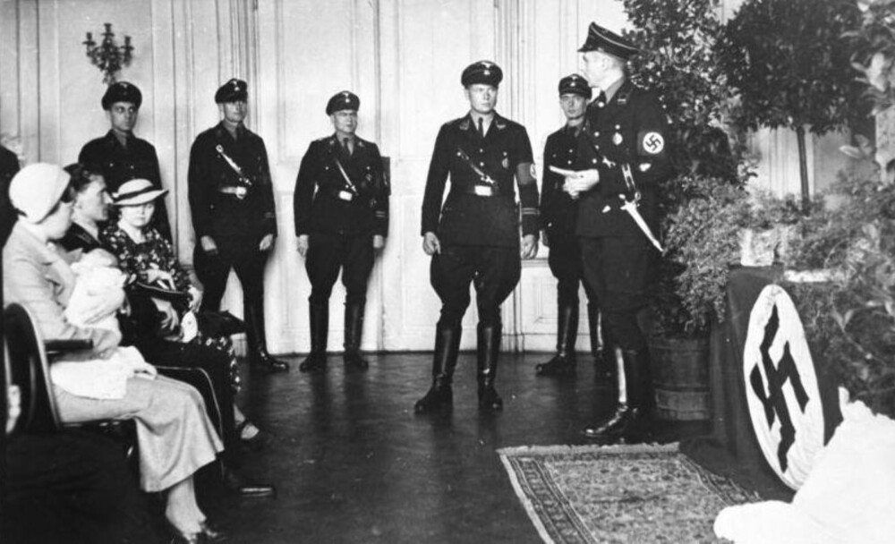 Dåp av et Lebensborn-barn. Dåp av et Lebensborn-barn.
