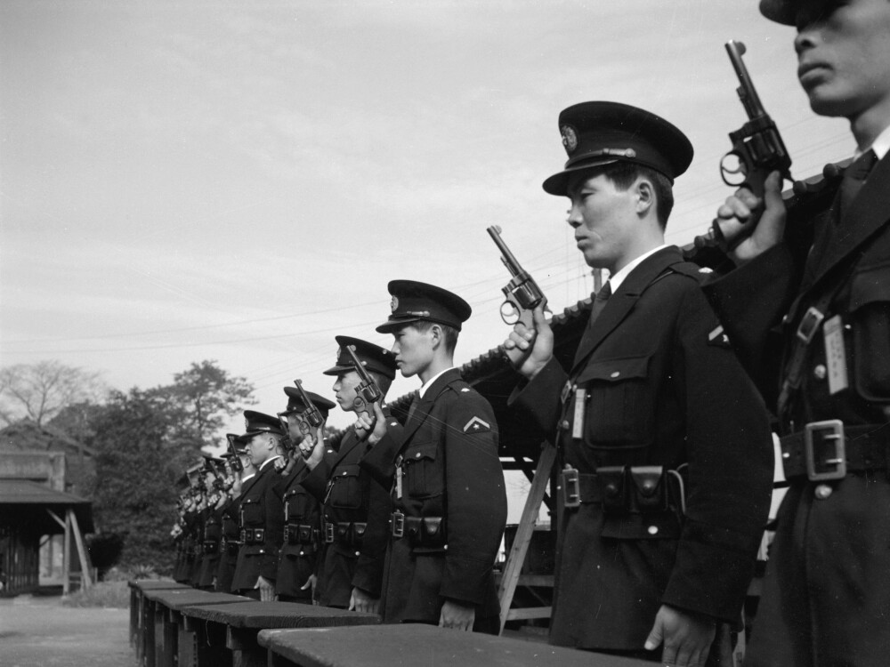Ranet første til den største politietterforskningen i Japans historie. Her er det japanske politi på en skyteøvelse i 1955. Ranet første til den største politietterforskningen i Japans historie. Her er det japanske politi på en skyteøvelse i 1955.