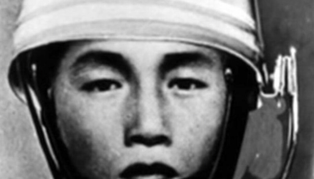 FANTOMTEGNING: Denne fantomtegningen av den unge «politimannen» som stoppet bilen ble sendt utover hele Japan som en del av etterforskningen. En skyldig er fortsatt ikke funnet. FANTOMTEGNING: Denne fantomtegningen av den unge «politimannen» som stoppet bilen ble sendt utover hele Japan som en del av etterforskningen. En skyldig er fortsatt ikke funnet.