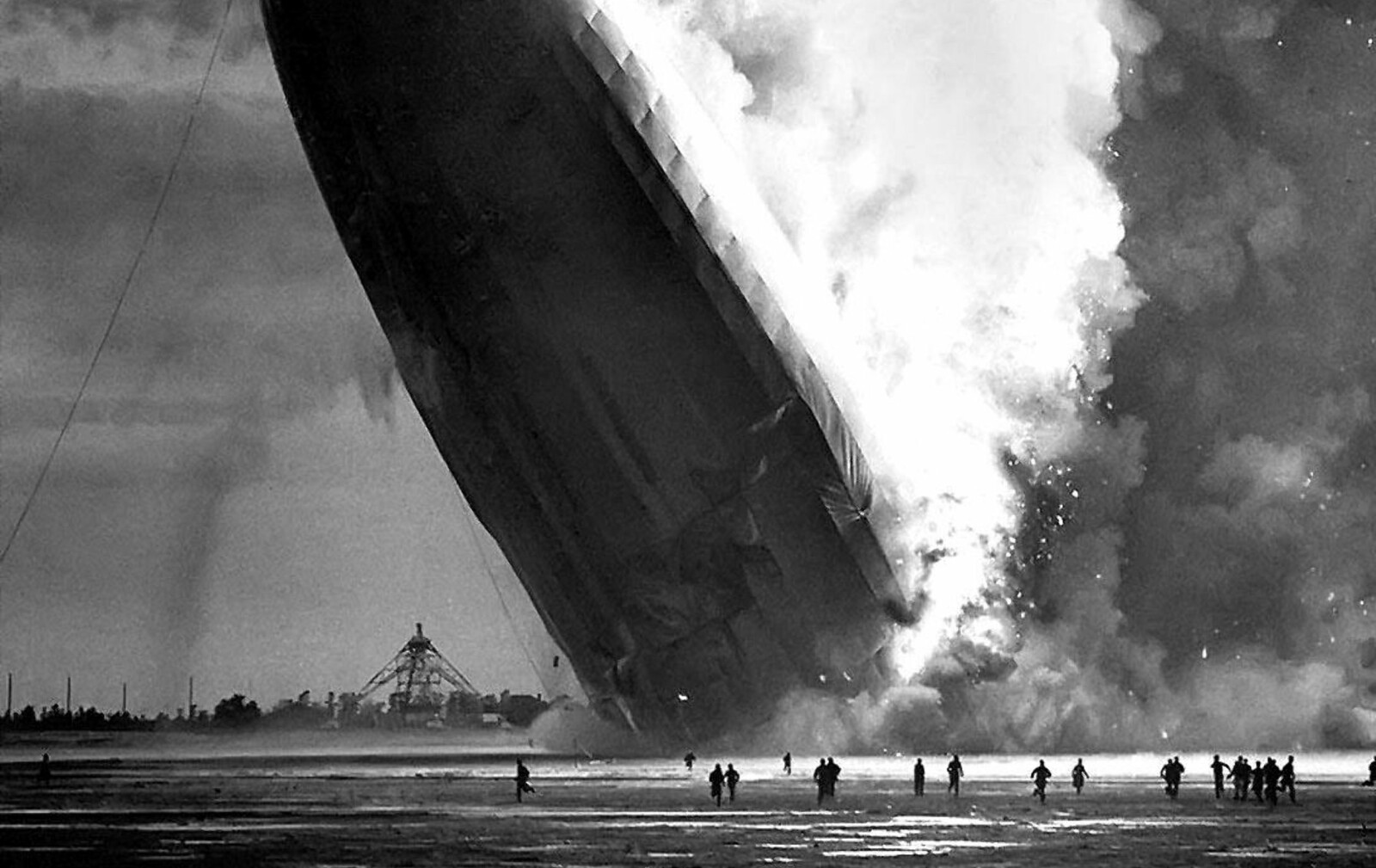 <b>HINDENBURG: </b>Luftskipet Hindenburg var en stor suksess og et tegn på tyskernes fremskritt og ingeniørkunst. Det varte i om lag ett år før det luksuriøse luksusskipet styrtet i et flammehav og krevde 36 menneskeliv. <b>HINDENBURG: </b>Luftskipet Hindenburg var en stor suksess og et tegn på tyskernes fremskritt og ingeniørkunst. Det varte i om lag ett år før det luksuriøse luksusskipet styrtet i et flammehav og krevde 36 menneskeliv.