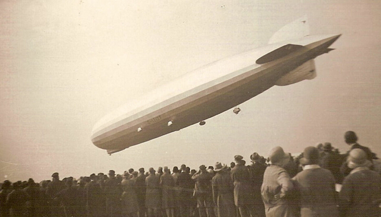 <b>LANDING: </b> LZ 127 Graf Zeppelin går inn for landing. <b>LANDING: </b> LZ 127 Graf Zeppelin går inn for landing.